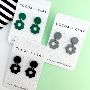 Flower shape Polymer Clay Earrings. Variety of colours available Black Green Grey zdjęcie 8