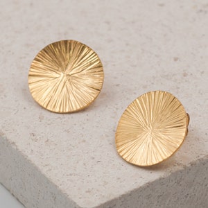 Hammered gold disc earrings, round earrings gift for birthday woman, geometric jewelry for women, handmade christmas gifts idea.