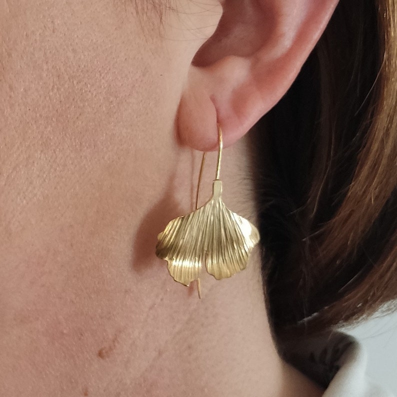 Orecchini del Black Friday, orecchini Ginkgo in oro 18k, orecchini a foglia pendenti boho, gioielli ginkgo per il matrimonio, orecchini fatti a mano regalo per la mamma immagine 2