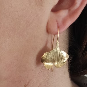 Orecchini del Black Friday, orecchini Ginkgo in oro 18k, orecchini a foglia pendenti boho, gioielli ginkgo per il matrimonio, orecchini fatti a mano regalo per la mamma immagine 4