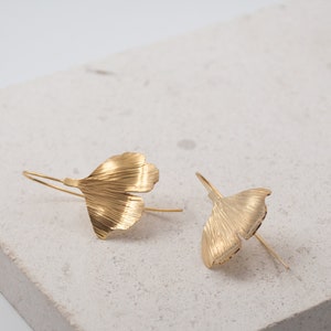 Orecchini del Black Friday, orecchini Ginkgo in oro 18k, orecchini a foglia pendenti boho, gioielli ginkgo per il matrimonio, orecchini fatti a mano regalo per la mamma immagine 3