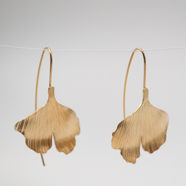 Orecchini del Black Friday, orecchini Ginkgo in oro 18k, orecchini a foglia pendenti boho, gioielli ginkgo per il matrimonio, orecchini fatti a mano regalo per la mamma immagine 5