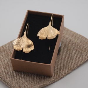 Orecchini del Black Friday, orecchini Ginkgo in oro 18k, orecchini a foglia pendenti boho, gioielli ginkgo per il matrimonio, orecchini fatti a mano regalo per la mamma immagine 6