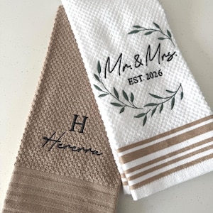 Embroidered Kitchen Towel: Personalized Newlywed Gift afbeelding 1