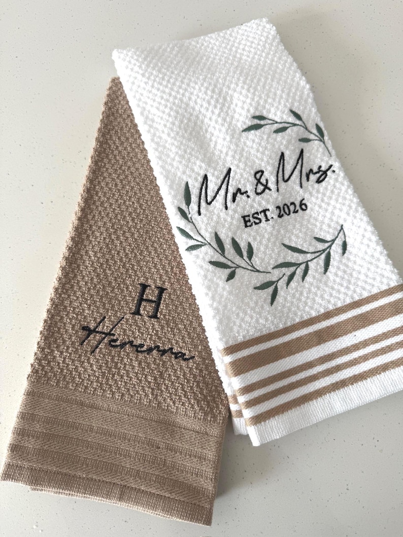 Embroidered Kitchen Towel: Personalized Newlywed Gift afbeelding 1