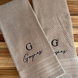 Embroidered Kitchen Towel: Personalized Newlywed Gift afbeelding 5