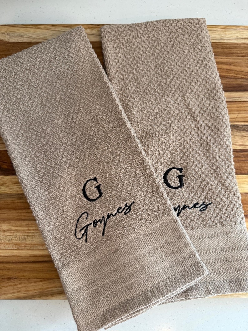 Embroidered Kitchen Towel: Personalized Newlywed Gift afbeelding 5