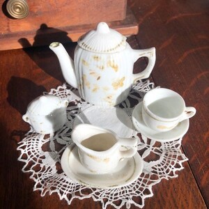Vintage Tiny Doll&#39;s or Child&#39;s Hand Painted Tea Set, 8 Piece Tea Set