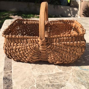 Oak Splint Buttocks Shaped Basket with Solid Handle