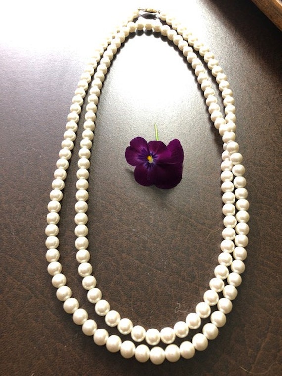 Vintage long strand pearls Gem