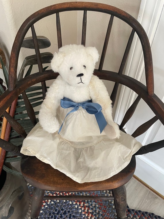 Vintage Collectible Jointed Hunchback White Teddy Bear in Antique