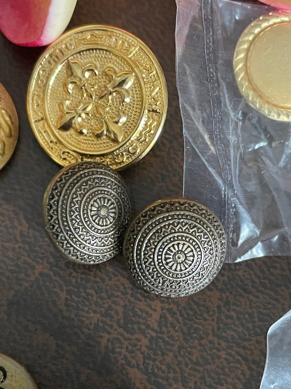 Vintage Buttons, Brass, Gold-tone Metal and Synthetic Craft and Sewing ...