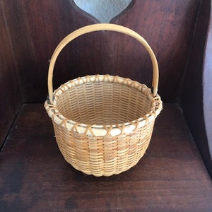 Small Vintage Hand Woven by Susan Heng,  Nantucket Basket Reproduction from Des Moines, IA 1993