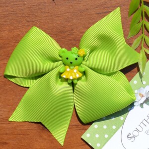 Lazo para el cabello verde manzana / Lazo para el cabello de grosgrain dulce y sencillo / Adorable centro de oso de resina verde / Para bebés y niñas grandes / Divertido lazo de verano