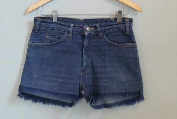 Vintage 70s Levi Shorts/waist 30-32 inches/cut of… - image 1