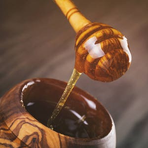 Pot à miel avec louche fabriqué à partir d'un seul bloc de bois d'olivier, vaisselle et ustensiles sans couture et non poreux image 6