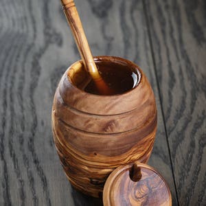 Pot à miel avec louche fabriqué à partir d'un seul bloc de bois d'olivier, vaisselle et ustensiles sans couture et non poreux image 1