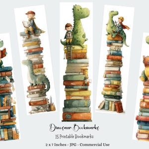 Puede incluir: Marcadores de acuarela con pilas de libros con dinosaurios y niños leyendo. Los marcadores miden 5 x 18 cm. El texto "Dinosaur Bookmarks" está en la parte inferior. La imagen incluye 15 marcadores imprimibles.