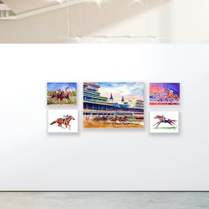 Pode incluir: Uma galeria exibe cinco pinturas em aquarela de cenas de corridas de cavalos. A pe&ccedil;a central retrata um hip&oacute;dromo com espectadores. Outras pinturas mostram cavalos em a&ccedil;&atilde;o, com j&oacute;queis em sedas coloridas. A obra de arte &eacute; exibida em um espa&ccedil;o branco moderno.