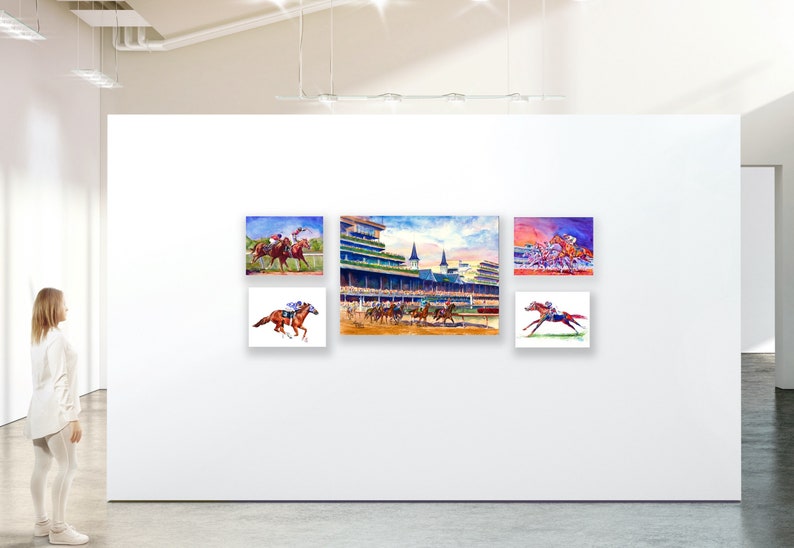 Pode incluir: Uma galeria exibe cinco pinturas em aquarela de cenas de corridas de cavalos. A pe&ccedil;a central retrata um hip&oacute;dromo com espectadores. Outras pinturas mostram cavalos em a&ccedil;&atilde;o, com j&oacute;queis em sedas coloridas. A obra de arte &eacute; exibida em um espa&ccedil;o branco moderno.