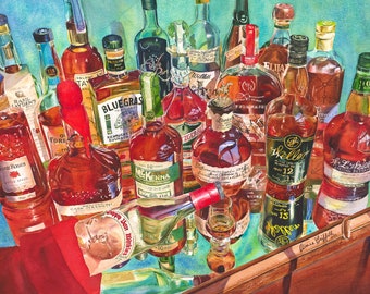 Könnte beinhalten: Aquarellmalerei verschiedener Whiskeyflaschen, die eine Reihe von Marken und Etiketten zeigen. Die Flaschen sind auf einer reflektierenden Oberfläche angeordnet, mit einem roten Band und einem kleinen Glas. Das Kunstwerk ist von Aimee Griffith signiert.