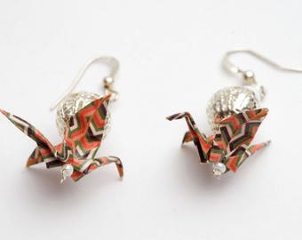 Boucles d'oreille en origami, grues motifs vintage et perle argentée pour oreilles percées ou non