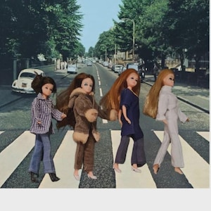 Może przedstawiać: Rustykalny drewniany szyld z napisem "Welcome to our home" w białych literach. Szyld ma postarzaną powierzchnię i prosty, zapraszający design, idealny do dekoracji wejścia.