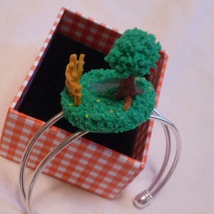 Peut inclure: Ensemble de trois bols en céramique gigognes dans les tons de bleu, vert et blanc. Les bols présentent un glaçage moucheté et un design simple et moderne. Le plus grand bol mesure environ 15 cm de diamètre.