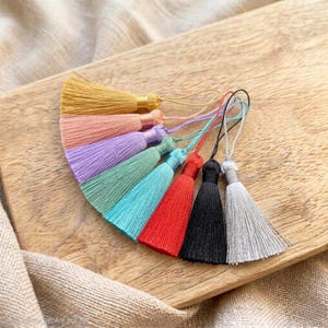 Tassel pom-poms with fastening cords
