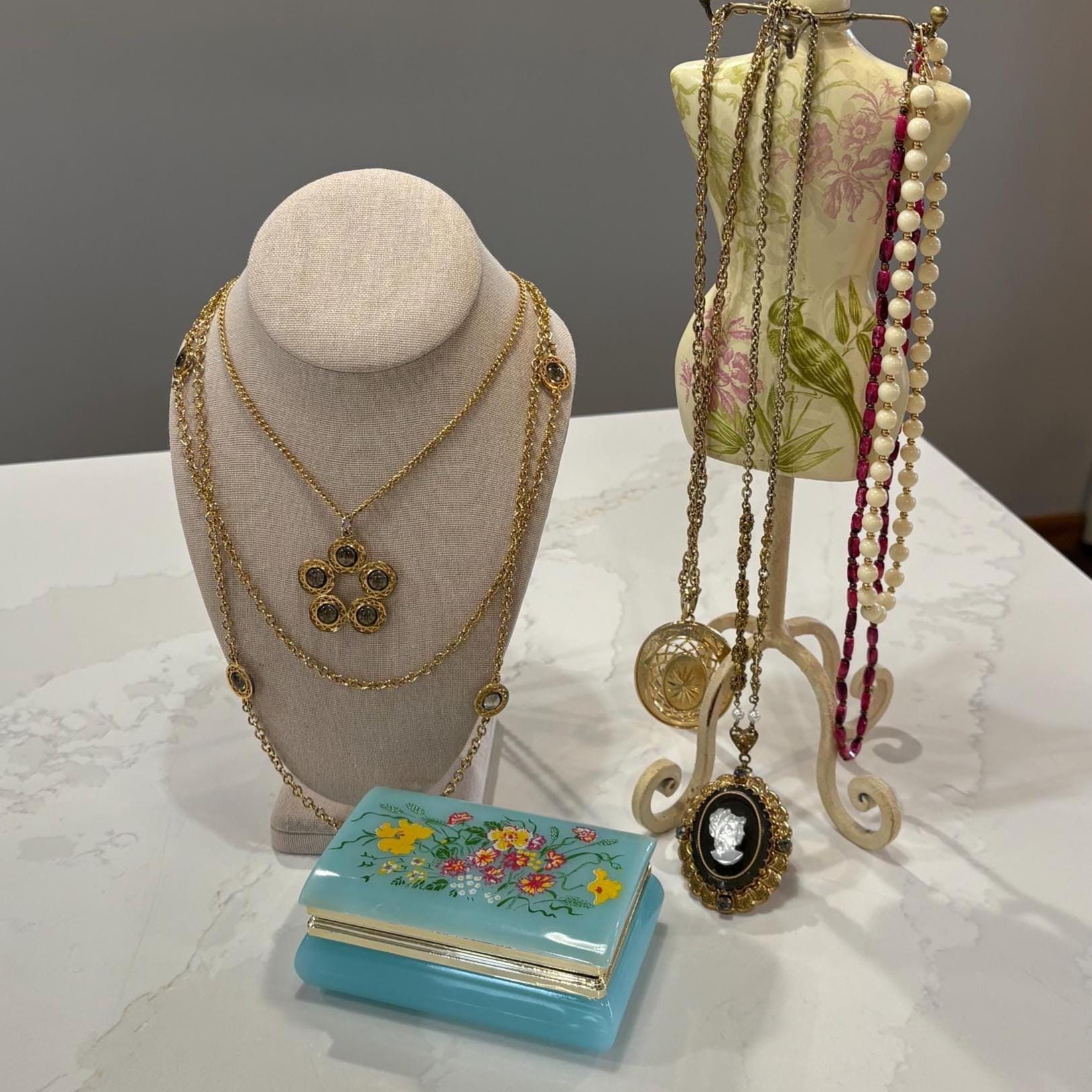 ネックレス・ペンダント VINTAGE HOLLYWOOD Baroque Matte Necklace BMR696 Set Of 2 1946 Long Gold Tone Chain Necklaces Mix And Match