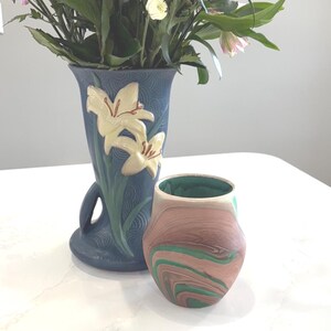 Vintage Mt. Rushmore Tourist Pottery Vase: Brown/Green Swirl