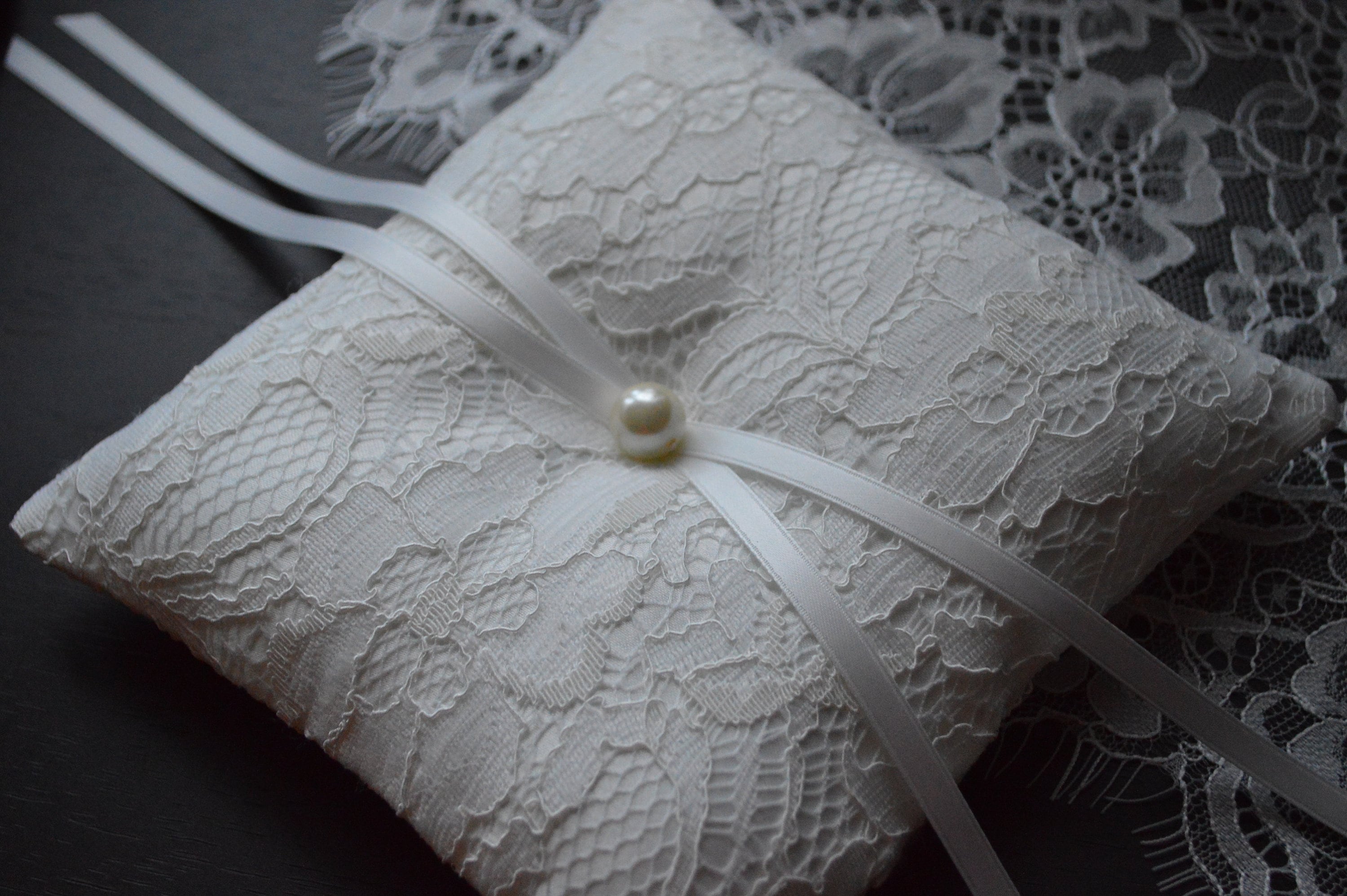 Ringkissen 20x20cm Creme Mit Apfelgrünen Band - Hochzeitskissen Mit Perlmutt-Rosette