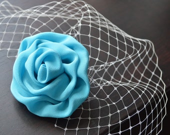 Fascinator with tulle and silk rose