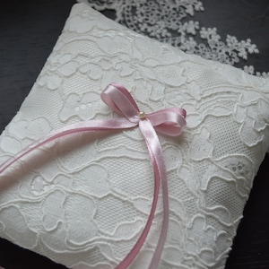 Ringkissen aus Spitze in ivory