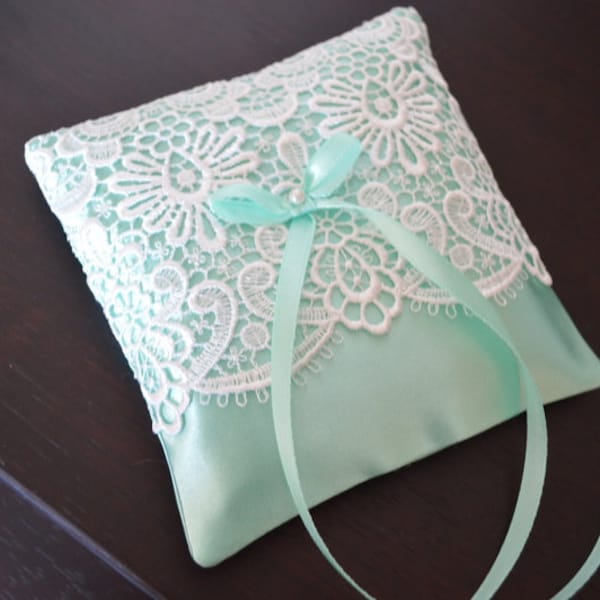 Coussin à anneaux MINI MENTHE avec dentelle IVOIRE