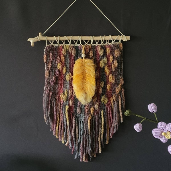 Décoration murale au crochet avec sa plume en macramé en laine