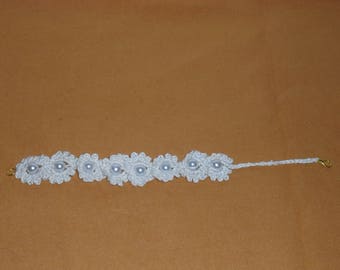 Crochet bracelet beige with flowers and pearls