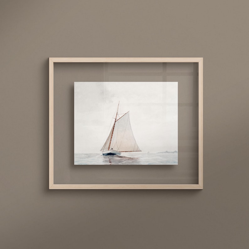 Puede incluir: Una pintura de acuarela enmarcada de un velero con velas blancas en un cuerpo de agua tranquilo. El velero est&aacute; en primer plano de la imagen, y el agua es de color azul claro. El cielo es de color gris claro, y hay algunas nubes en la distancia.