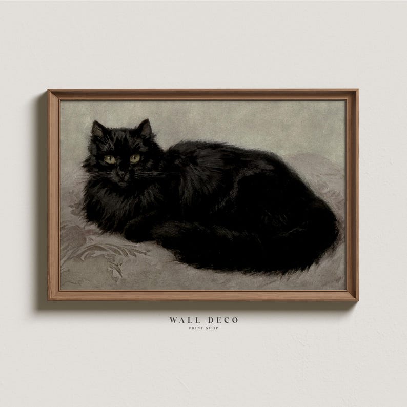 Pode incluir: Uma ilustra&ccedil;&atilde;o vintage de um gato preto deitado sobre um fundo cinza claro. O gato tem uma longa pelagem preta e olhos amarelos brilhantes. A imagem &eacute; emoldurada em uma moldura de madeira marrom.