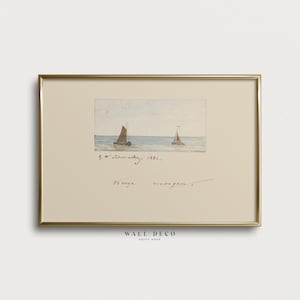Puede incluir: Una impresi&oacute;n en acuarela enmarcada con dos veleros en el agua bajo un cielo nublado. La obra de arte tiene un fondo beige con texto manuscrito y est&aacute; enmarcada en oro. De la tienda Wall Deco Print.