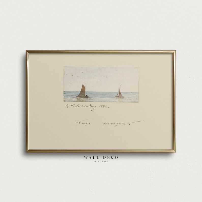 Puede incluir: Una impresi&oacute;n en acuarela enmarcada con dos veleros en el agua bajo un cielo nublado. La obra de arte tiene un fondo beige con texto manuscrito y est&aacute; enmarcada en oro. De la tienda Wall Deco Print.