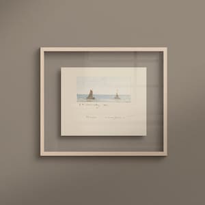 Puede incluir: Pintura en acuarela enmarcada de dos veleros en el oc&eacute;ano. La obra de arte est&aacute; en un marco blanco y tiene una cubierta de vidrio transparente. La pintura tiene un cielo y agua de color azul claro, con los veleros a lo lejos.