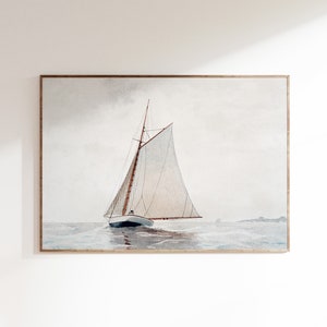 Puede incluir: Una pintura de acuarela de un velero con velas blancas y un m&aacute;stil marr&oacute;n, navegando en un mar tranquilo con un cielo gris claro de fondo.
