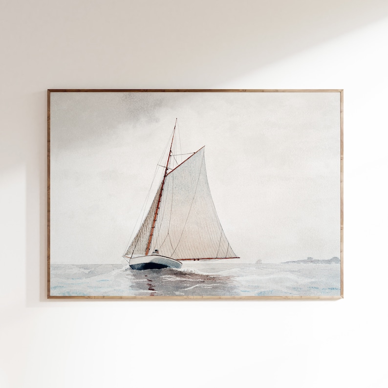 Puede incluir: Una pintura de acuarela de un velero con velas blancas y un m&aacute;stil marr&oacute;n, navegando en un mar tranquilo con un cielo gris claro de fondo.