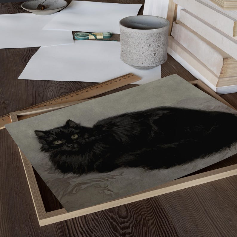 Pode incluir: Uma impress&atilde;o emoldurada de um gato preto deitado em um fundo cinza claro. O gato tem olhos verdes e uma pelagem felpuda.