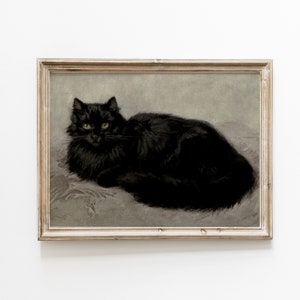 Pode incluir: Uma pintura emoldurada de um gato preto deitado em um fundo cinza claro. O gato tem olhos verdes brilhantes e uma pelagem felpuda.