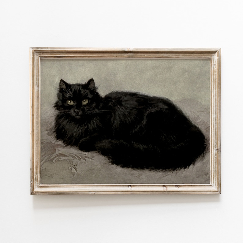 Pode incluir: Uma pintura emoldurada de um gato preto deitado em um fundo cinza claro. O gato tem olhos verdes brilhantes e uma pelagem felpuda.