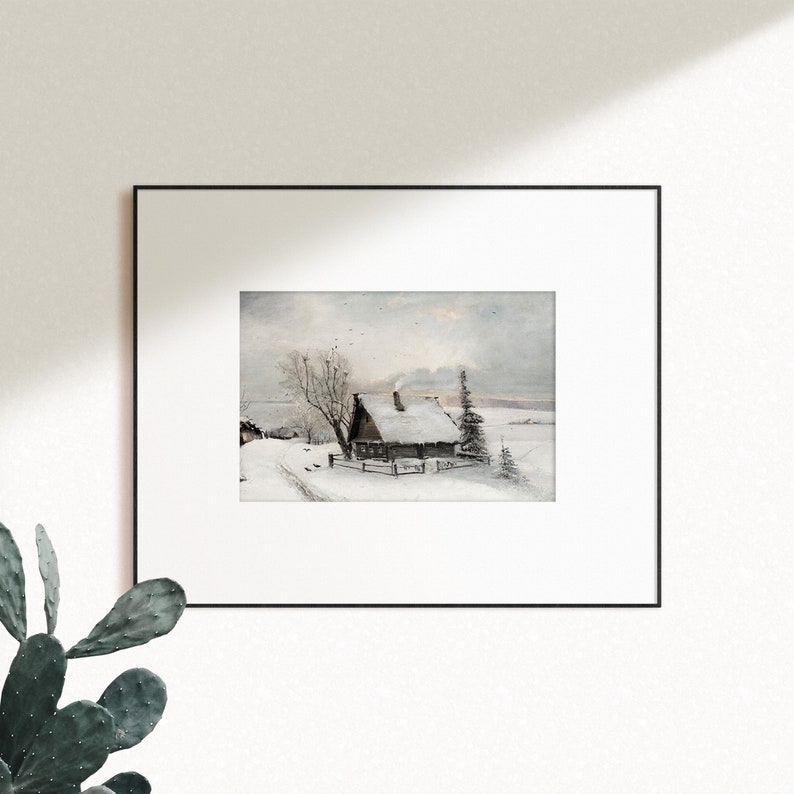 Op de afbeelding: Een aquarel schilderij van een klein houten huisje met een met sneeuw bedekt dak in een winterlandschap. Het huisje heeft een schoorsteen waar rook uit komt. Er zijn bomen op de achtergrond en een besneeuwd pad dat naar het huisje leidt.