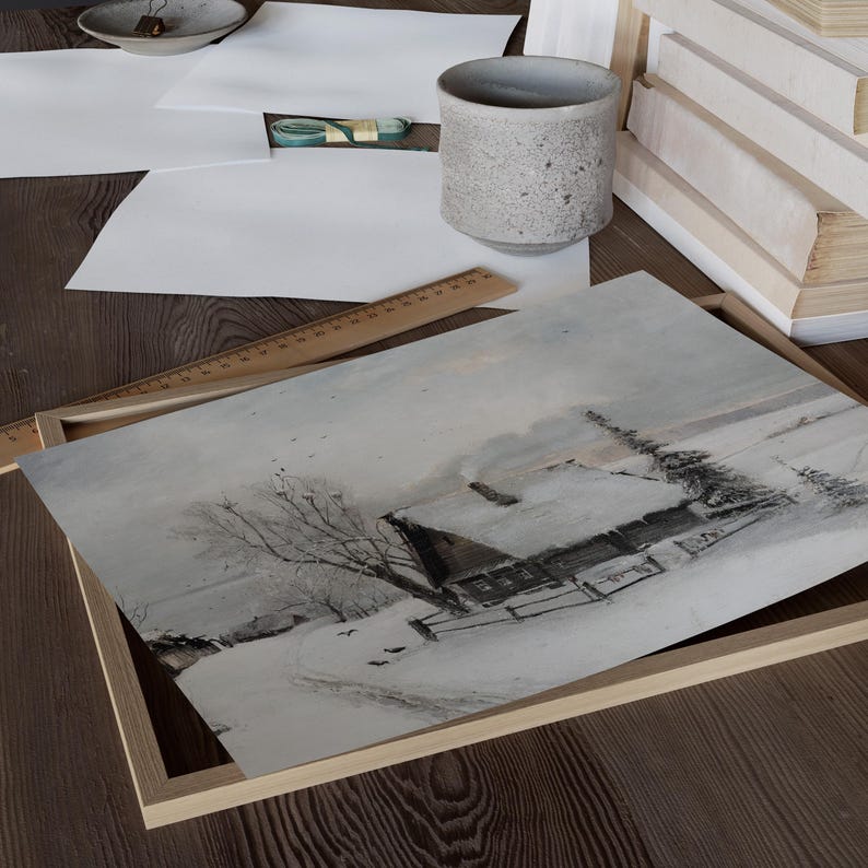 Op de afbeelding: Een ingelijst aquarel schilderij van een met sneeuw bedekt huisje in een winterlandschap. Het huisje heeft een houten dak en een schoorsteen waar rook uit komt. Er zijn bomen op de achtergrond en een pad dat naar het huisje leidt.