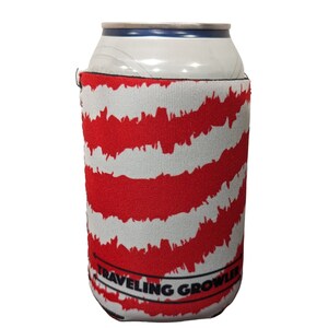 Peut inclure: Un refroidisseur de canette &agrave; rayures rouges et blanches avec le texte "Traveling Growler" imprim&eacute; en bas.